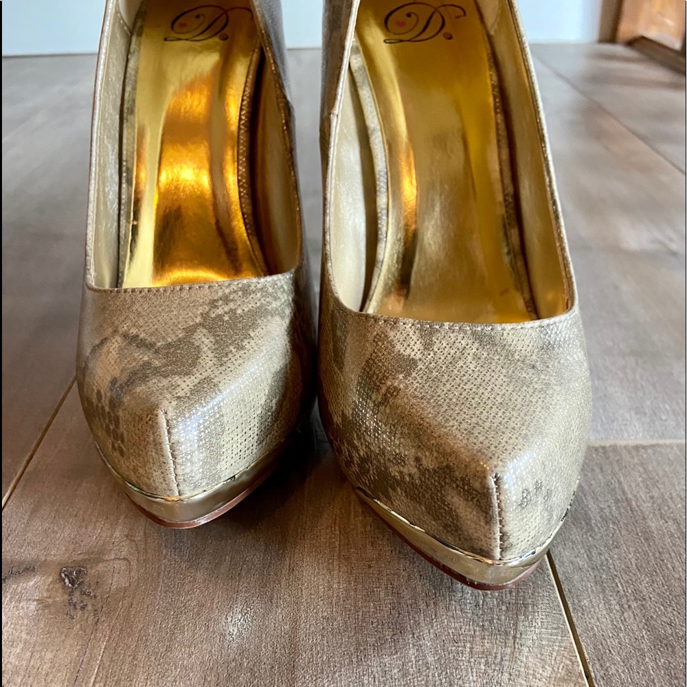 Heart in D Metallic Python Platform Heels - Picture 7 of 13